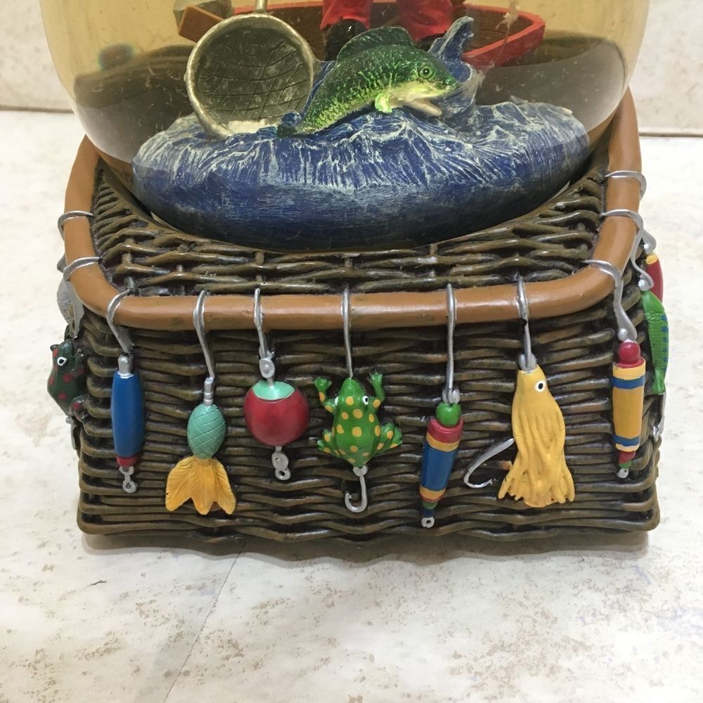 MR CHRISTMAS NORTH LODGE FISHING THEME SNOW GLOBE - Picture 5 of 12